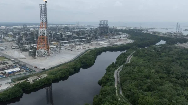 Alerta en Dos Bocas por presencia de residuos de combustible en Río Seco