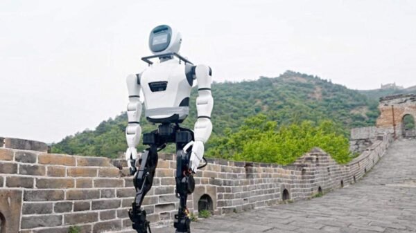 Robot sorprende al bailar “La Chona” durante presentación en vivo