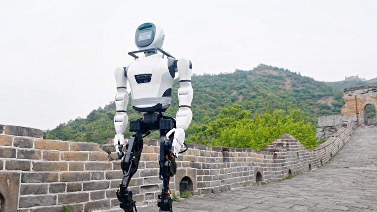 Robot sorprende al bailar “La Chona” durante presentación en vivo