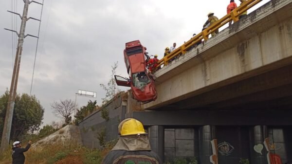 Auto queda colgando de un puente en el Periférico Ecológico; bomberos realizan rescate