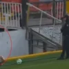 Futbolista de Necaxa cae en una zanja en pleno partido (VIDEO)