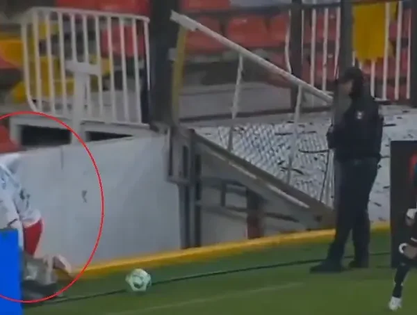 Futbolista de Necaxa cae en una zanja en pleno partido (VIDEO)