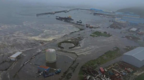 Alerta en Japón: Botes abandonan puerto tras alerta de tsunami (VIDEO)