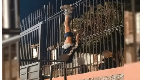 Hombre queda colgado y en ropa interior tras intentar ingresar a templo en León