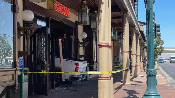 VIDEO: Conductor se estrella contra casino del centro de Las Vegas