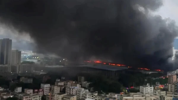 Fuerte incendio sacude planta de BYD en China: alarma por siniestro en estacionamiento