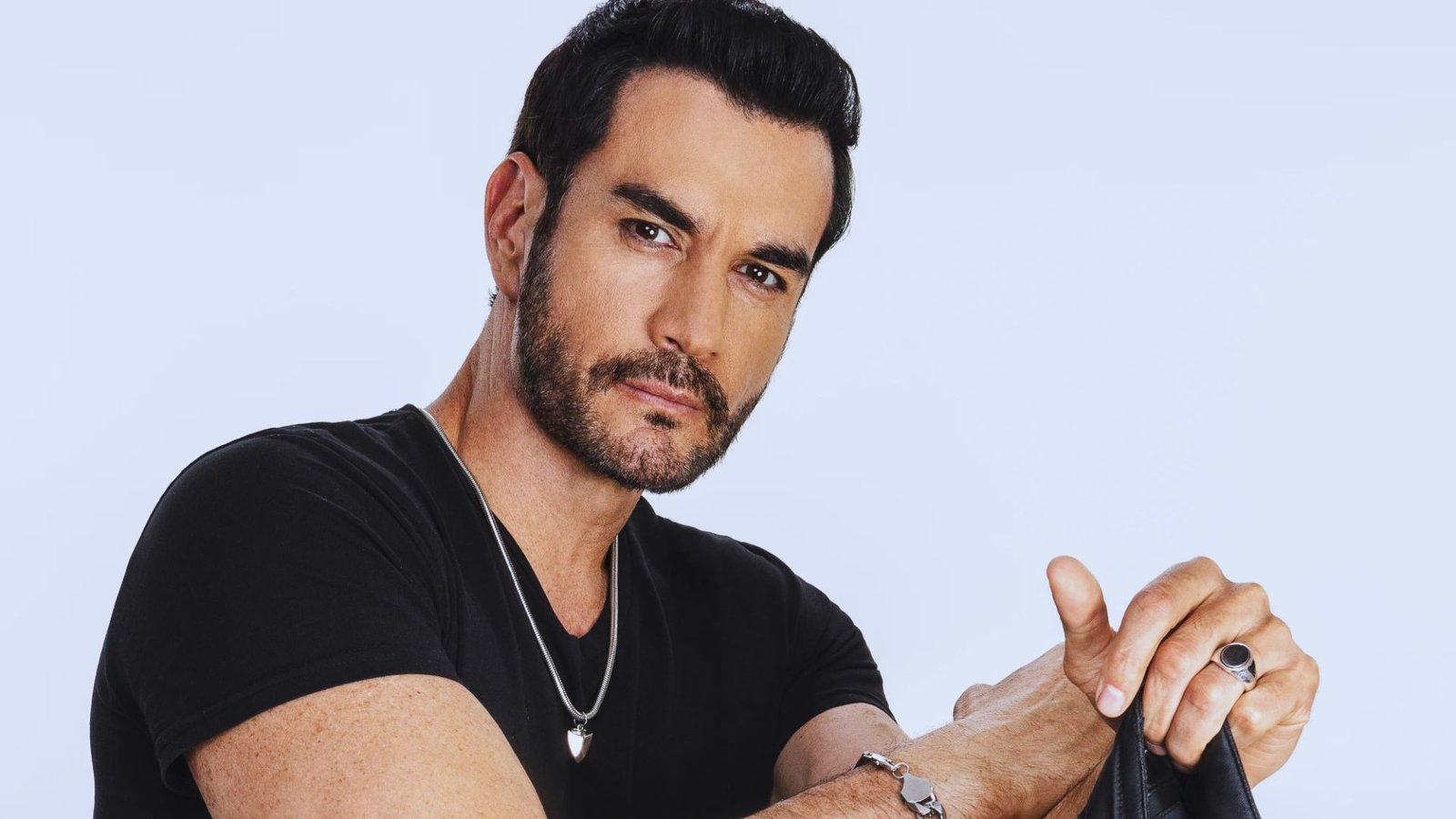 David Zepeda causa revuelo por inesperado detalle en selfie del gimnasio