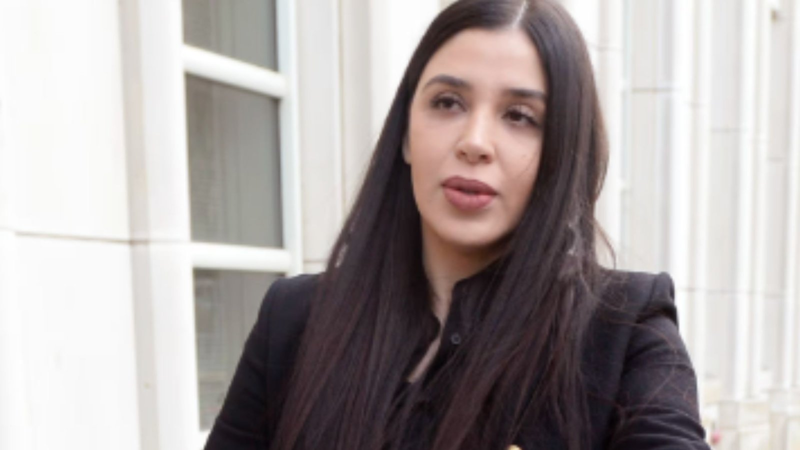 Emma Coronel sorprende con nuevo look y desata reacciones en redes