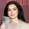 Anne Hathaway es nombrada la mujer más bella de 2026 por People