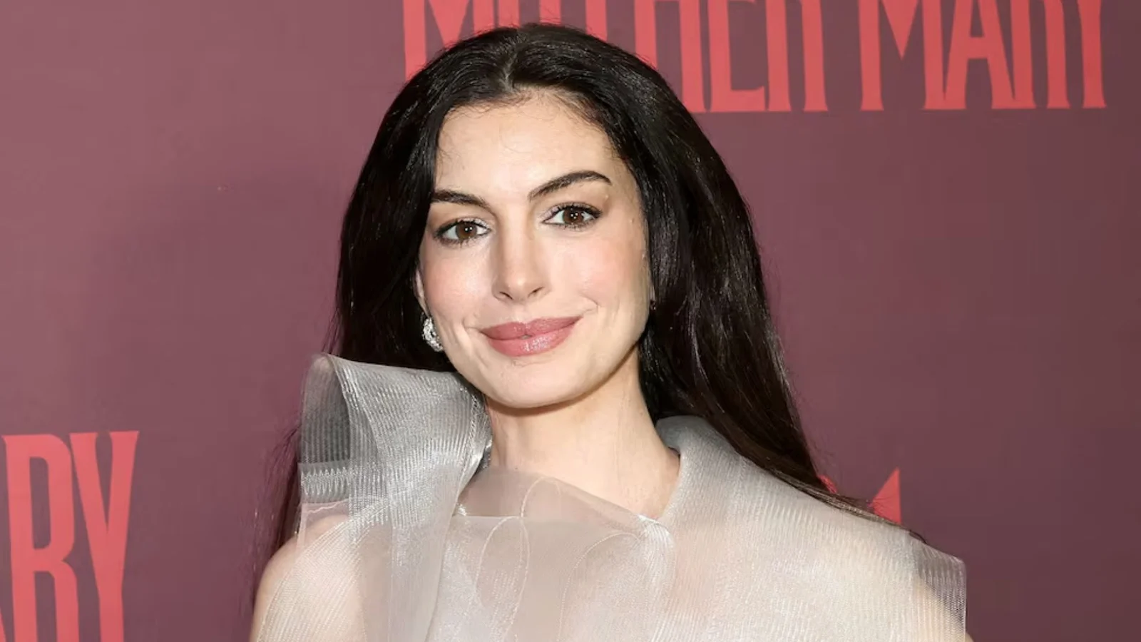 Anne Hathaway es nombrada la mujer más bella de 2026 por People