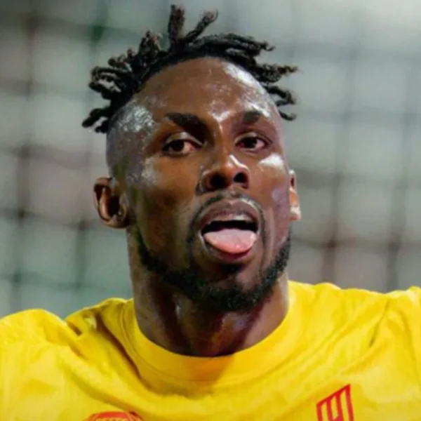 Quiñones se afianza como goleador en Arabia