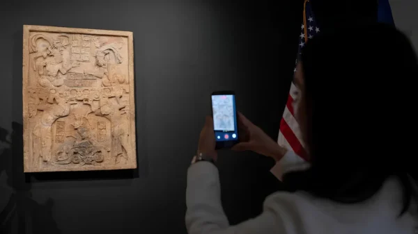 México recupera dintel maya en Nueva York