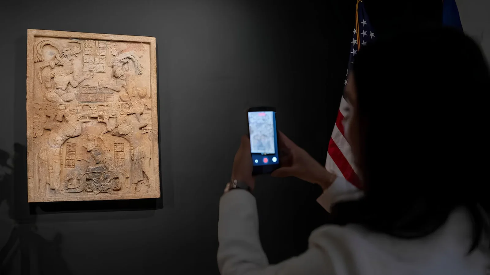 México recupera dintel maya en Nueva York