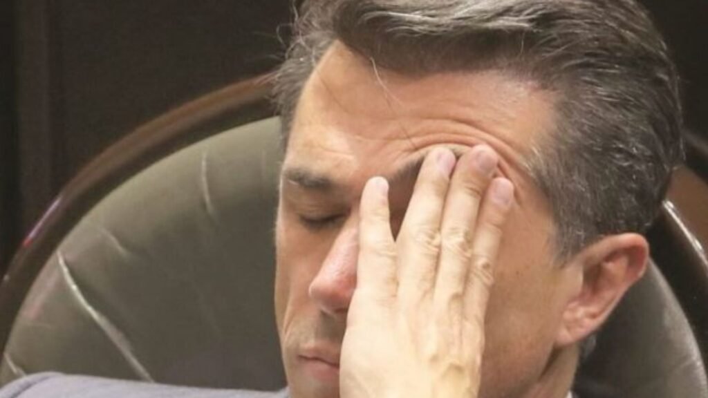 Sergio Mayer responde tras video viral “durmiendo” en San Lázaro: “Trabajo desde las 5 a.m.”