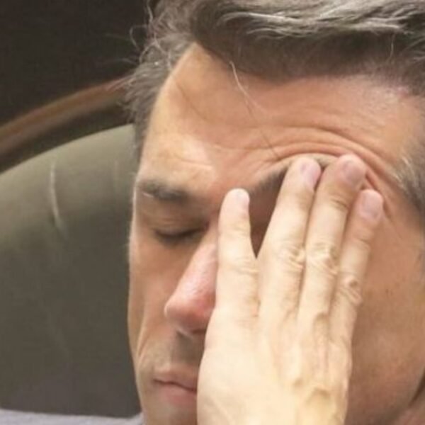 Sergio Mayer responde tras video viral “durmiendo” en San Lázaro: “Trabajo desde las 5 a.m.”