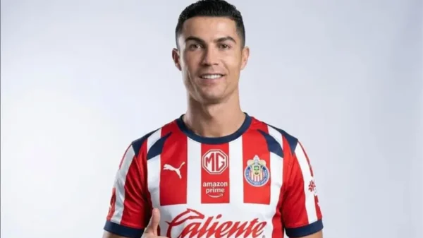 Chivas presume foto de CR7 portando su camiseta y se vuelve tendencia