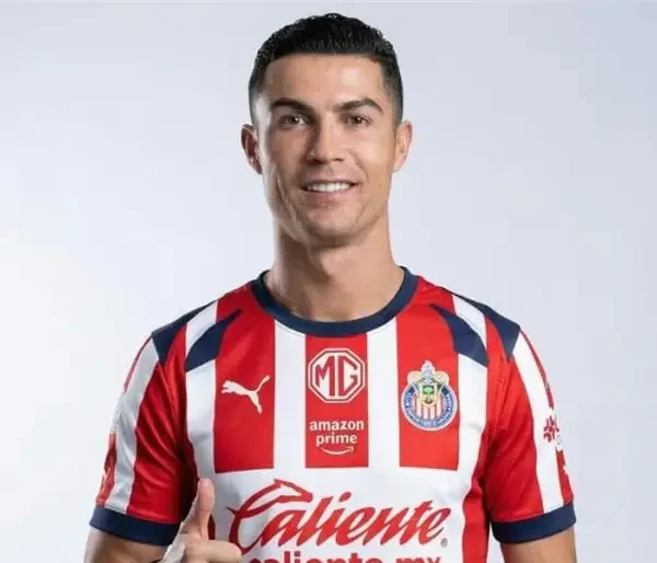 Chivas presume foto de CR7 portando su camiseta y se vuelve tendencia