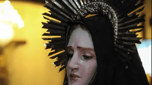 En plena Semana Santa se viralizan imágenes de la virgen moviéndose y llorando en distintos hechos