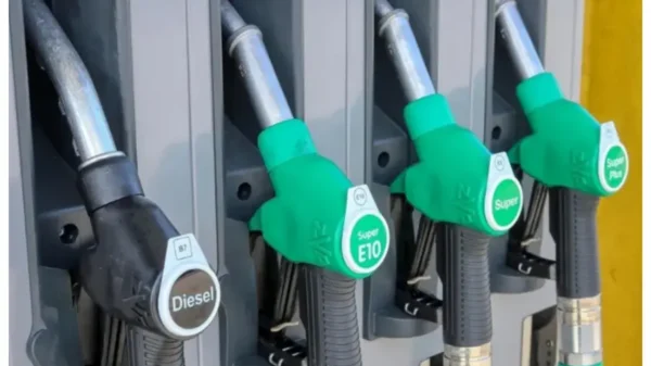 Gobierno y gasolineros pactan frenar el precio del diésel en 28.30 pesos por litro