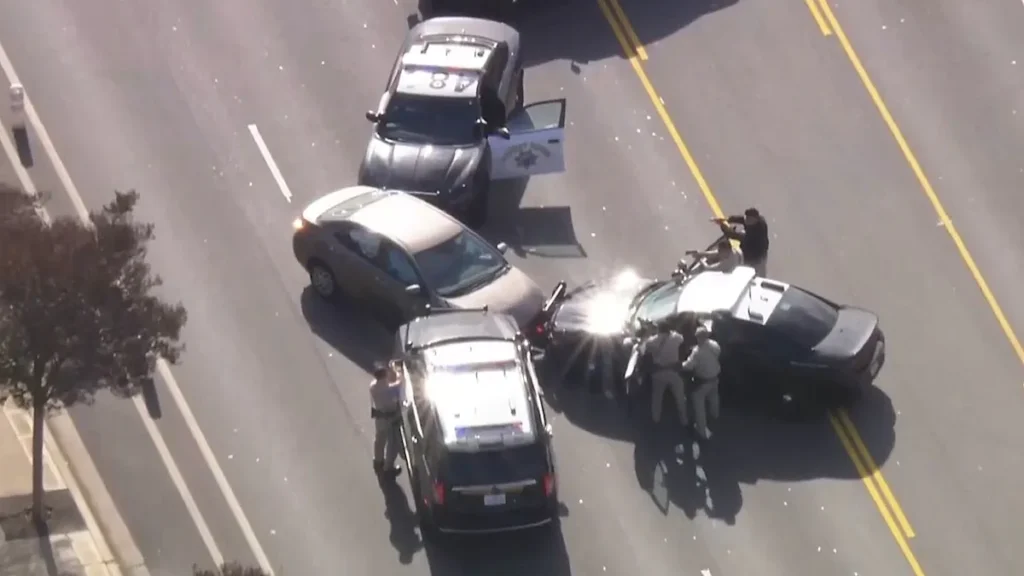 Falla tecnología policial y termina en impactante choque en California (VIDEO)