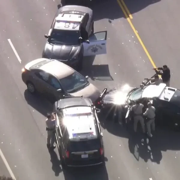 Falla tecnología policial y termina en impactante choque en California (VIDEO)