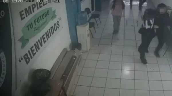 Fiscalía revela impactante VIDEO de ataque de alumno a maestras en prepa de Michoacán