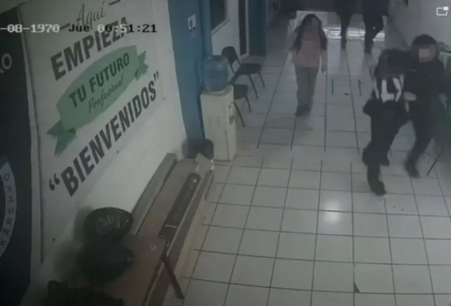 Fiscalía revela impactante VIDEO de ataque de alumno a maestras en prepa de Michoacán