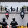 VIDEO: ¡De Película! Persecución en sentido contrario, motociclistas huían con 1 MDP