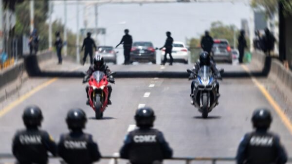 VIDEO: ¡De Película! Persecución en sentido contrario, motociclistas huían con 1 MDP