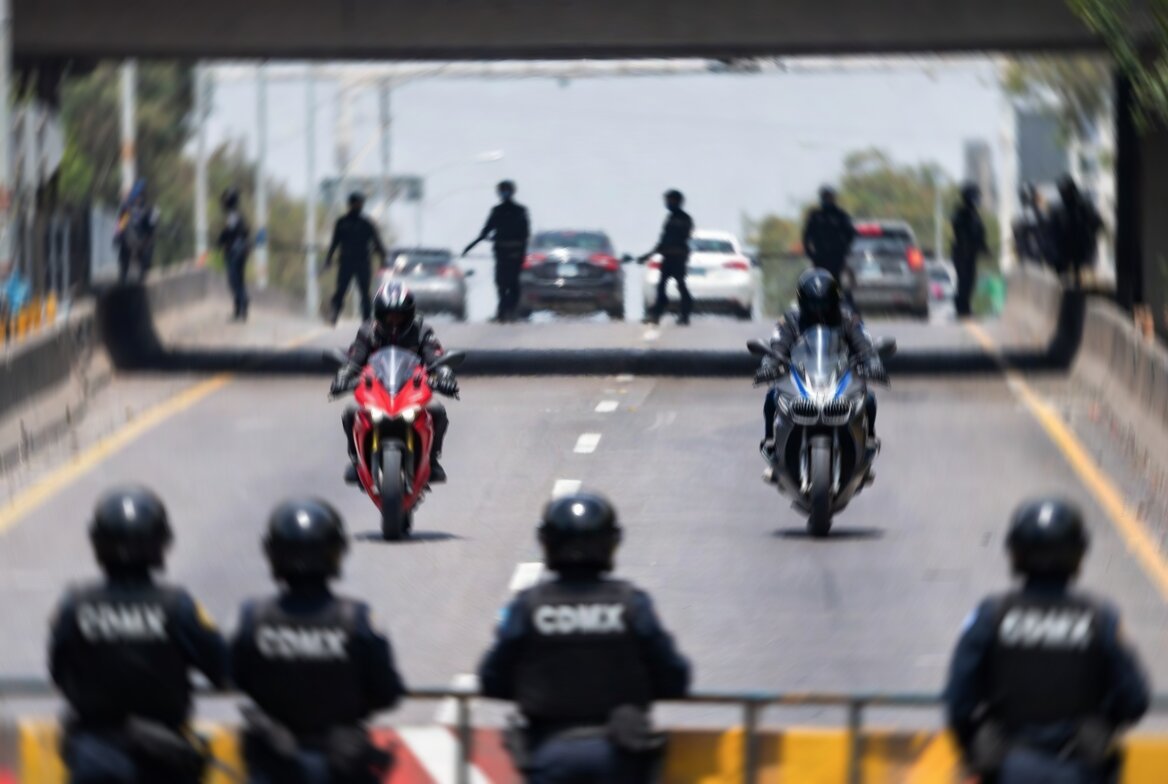 VIDEO: ¡De Película! Persecución en sentido contrario, motociclistas huían con 1 MDP