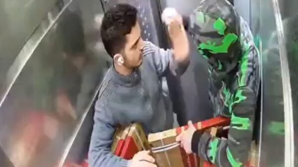 (Video) Colapsa ascensor en Beirut: dos jóvenes resultan gravemente heridos tras transportar exceso de carga