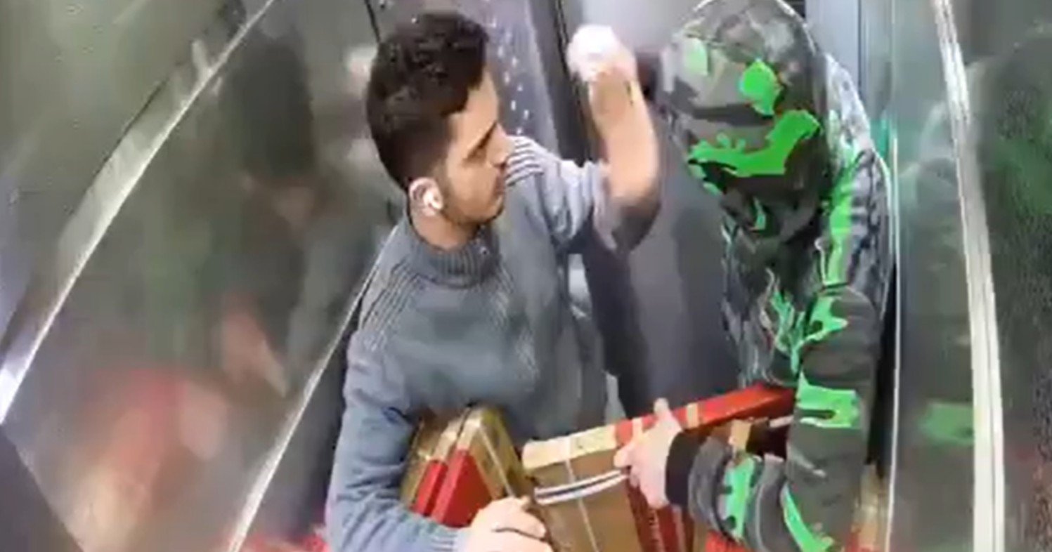 (Video) Colapsa ascensor en Beirut: dos jóvenes resultan gravemente heridos tras transportar exceso de carga