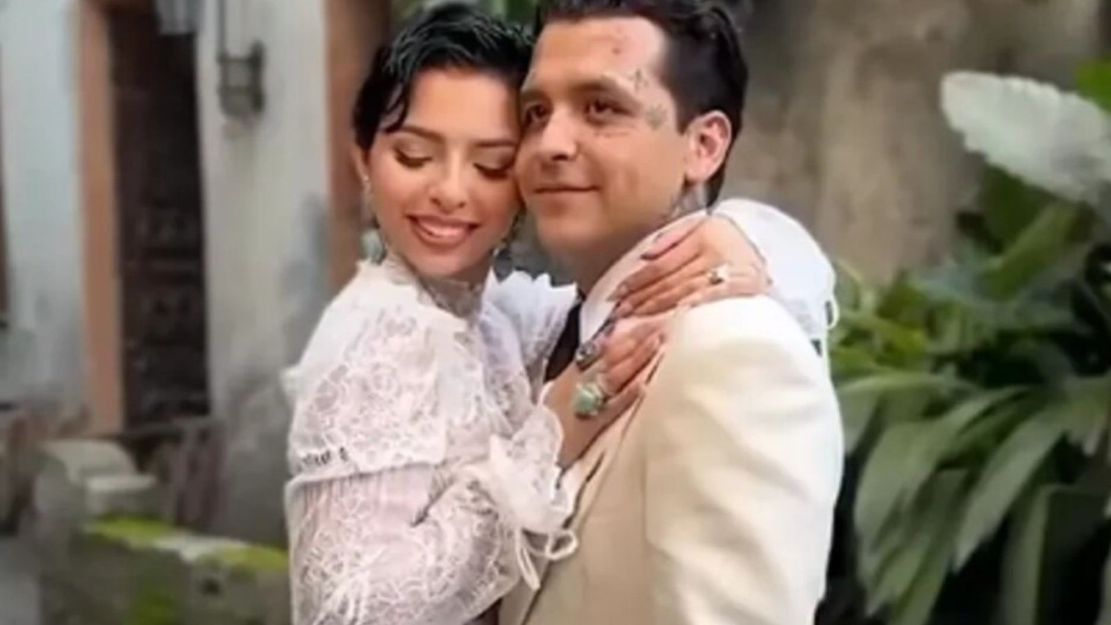 Nodal confirma que retrasa su boda religiosa con Ángela Aguilar por inseguridad