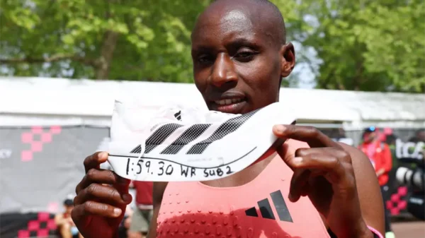 Sabastián Sawe rompe el récord del Maratón de Londres por debajo de las 2 horas