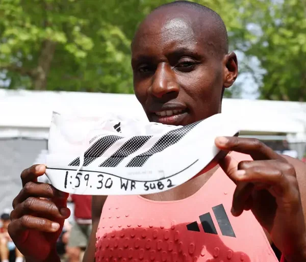 Sabastián Sawe rompe el récord del Maratón de Londres por debajo de las 2 horas