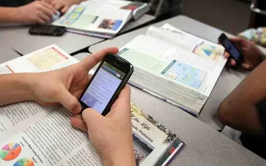 Congreso de CDMX aprueba regular uso de celulares en escuelas