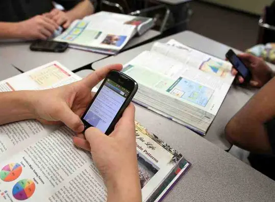 Congreso de CDMX aprueba regular uso de celulares en escuelas
