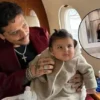 Christian Nodal muestra lujosa habitación de Inti en su casa