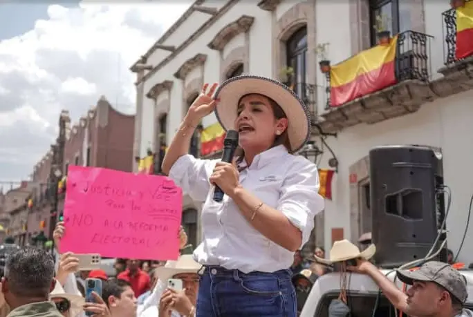 Grecia Quiroz encabeza protesta para frenar reforma electoral en Michoacán