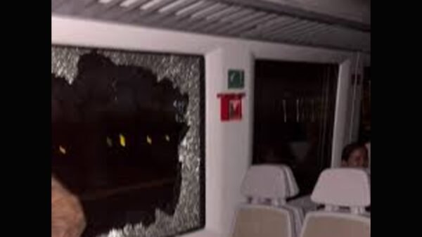 Pasajeros rompen ventana en Tren Suburbano al AIFA tras quedar atrapados sin aire ni luz