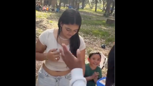¡Cumpleaños termina en caos! Joven explota tras “broma” con pastel y desata polémica (VIDEO)