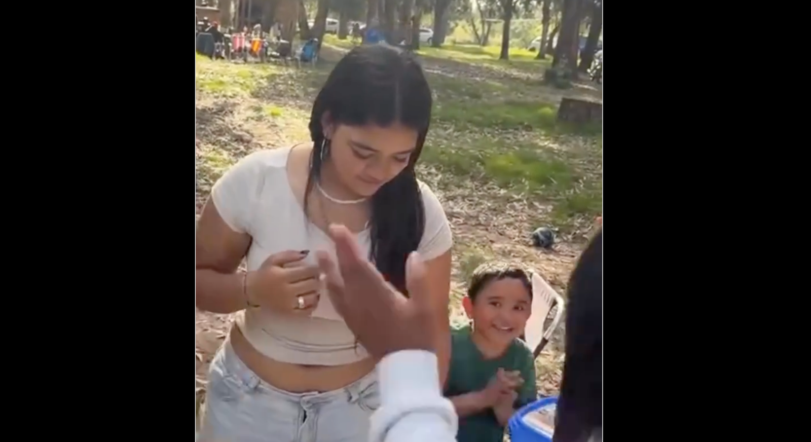 ¡Cumpleaños termina en caos! Joven explota tras “broma” con pastel y desata polémica (VIDEO)