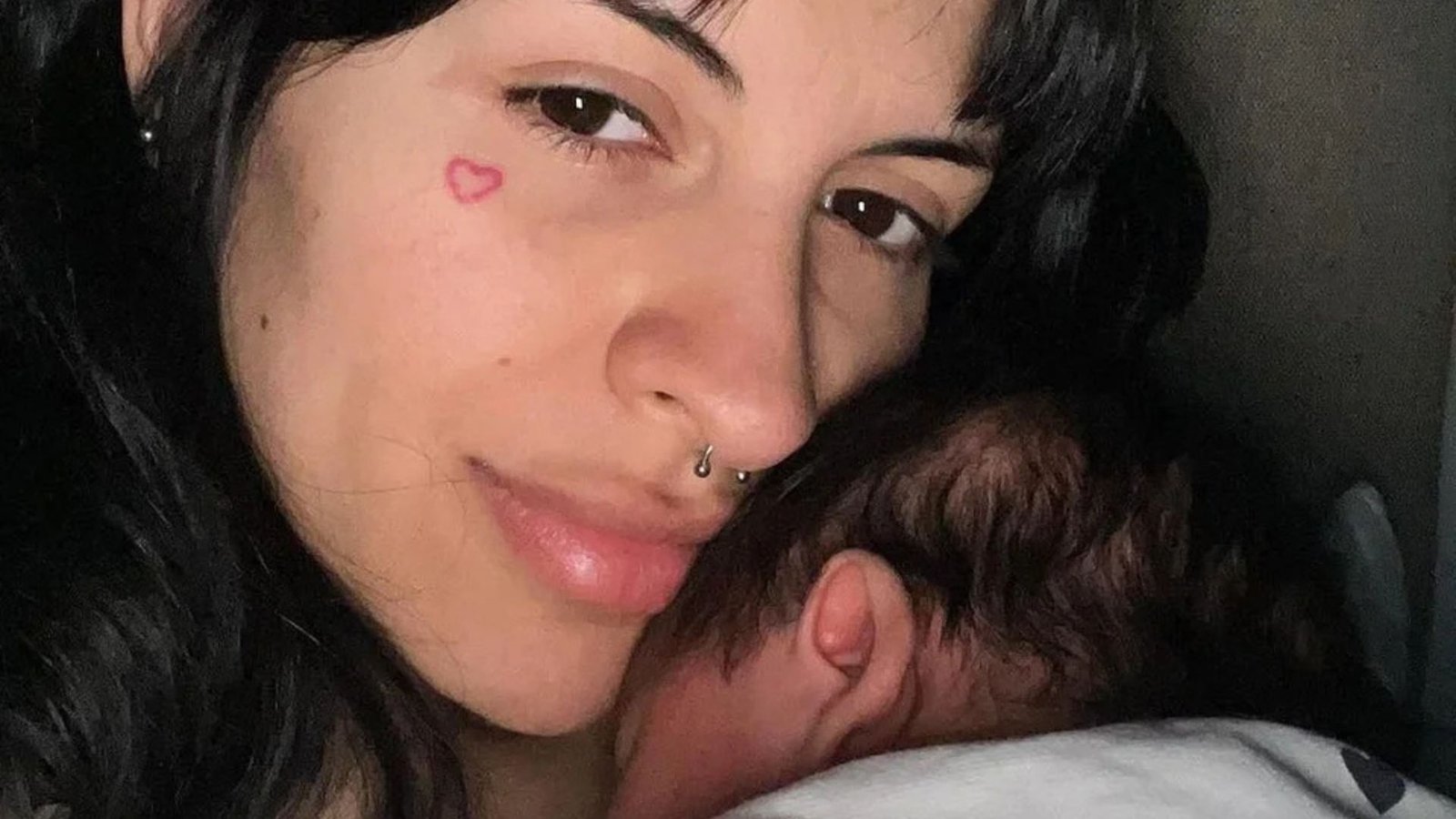 Cazzu celebra el Día de las Madres con mensaje que muchos relacionan con Christian Nodal