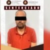 Le dio muerte a una mujer y dos menores de 3 y 10 años, y por ello la Fiscalía General de Justicia del Estado de Sonora obtuvo una sentencia ejemplar de 188 años de cárcel para un hombre en Puerto Peñasco. Con una resolución contundente y sin precedentes en la región, la FGJES obtuvo una sentencia condenatoria ejemplar de 188 años, 1 mes y 15 días de prisión en contra de Iván Ernesto “N”, de 47 años, responsable de los delitos de feminicidio y homicidio infantil en número de dos. El fallo judicial en reconocimiento a la gravedad extrema de los hechos cometidos contra Irlanda Rocío “N”, de 42 años, así como contra una niña y un niño, de 3 y 10 años, respectivamente, cuyas identidades se mantienen en resguardo, se colocó en el centro de la protección de las mujeres y de la niñez como prioridad del estado. En un comunicado enviado por la Fiscalía, se establece además de la pena privativa de la libertad, que el sentenciado deberá cubrir una multa de 1 millón 398 mil pesos, así como el pago por daño moral de 471 mil pesos. Debes leer: Por camionazo del 2025 vinculan a proceso a empresa Tufesa por homicidio y lesiones culposas Los hechos por los que se atribuyó la sentencia ejemplar se suscitaron el 11 de mayo de 2024 en un domicilio de la colonia López Portillo, donde el agresor, aprovechando la relación de confianza con la víctima adulta, ejerció violencia extrema y sistemática en su contra y en perjuicio de los menores. Las investigaciones acreditaron que uno de los menores fue víctima de agresiones físicas severas que derivaron en su fallecimiento, mientras que la mujer fue privada de la vida mediante violencia directa en la cabeza, en un contexto que encuadra plenamente en feminicidio. De igual forma, otra menor fue agredida con violencia física y lesiones producidas con objeto punzocortante, perdiendo la vida a consecuencia de dichas heridas. El sentenciado realizó actos posteriores para ocultar los cuerpos, intentando evadir la acción de la justicia, sin embargo, el trabajo pericial, ministerial y de investigación permitió reconstruir los hechos con precisión y llevar el caso hasta su resolución judicial. Te sugerimos: Fiscalía exhuma cuerpos de presuntas víctimas de sueros vitaminados en Sonora El juicio oral inició el pasado 6 de abril con el desahogo de pruebas y testimonios durante diversas jornadas por personal de Litigación, concluyendo con fallo condenatorio el día 22 y la audiencia de individualización de sanciones el 28 de abril, donde se determinó la pena final. Este caso se resolvió con perspectiva de género y de niñez, reconociendo las condiciones de vulnerabilidad de las víctimas, así como la violencia ejercida en un entorno de confianza, lo que agrava la responsabilidad penal del sentenciado. La Fiscalía General de Justicia del Estado de Sonora reafirmó que en Sonora la violencia contra mujeres y niños se investiga con rigor absoluto y se sanciona con todo el peso de la ley, enviando un mensaje claro: no habrá impunidad para quienes atenten contra la vida y la dignidad humana. ¿Cuál es la sentencia por feminicidio en México? En México, la sentencia por el delito de feminicidio a nivel federal y en la mayoría de los estados oscila entre 40 y 70 años de prisión. Estas penas pueden aumentar dependiendo de la legislación local y agravantes específicas, como si la víctima era menor de edad, embarazada, o si el agresor era servidor público.