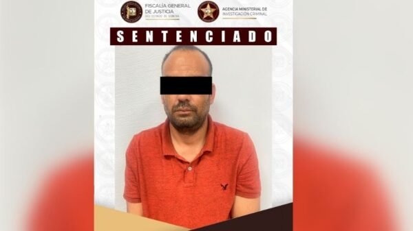 Le dio muerte a una mujer y dos menores de 3 y 10 años, y por ello la Fiscalía General de Justicia del Estado de Sonora obtuvo una sentencia ejemplar de 188 años de cárcel para un hombre en Puerto Peñasco. Con una resolución contundente y sin precedentes en la región, la FGJES obtuvo una sentencia condenatoria ejemplar de 188 años, 1 mes y 15 días de prisión en contra de Iván Ernesto “N”, de 47 años, responsable de los delitos de feminicidio y homicidio infantil en número de dos. El fallo judicial en reconocimiento a la gravedad extrema de los hechos cometidos contra Irlanda Rocío “N”, de 42 años, así como contra una niña y un niño, de 3 y 10 años, respectivamente, cuyas identidades se mantienen en resguardo, se colocó en el centro de la protección de las mujeres y de la niñez como prioridad del estado. En un comunicado enviado por la Fiscalía, se establece además de la pena privativa de la libertad, que el sentenciado deberá cubrir una multa de 1 millón 398 mil pesos, así como el pago por daño moral de 471 mil pesos. Debes leer: Por camionazo del 2025 vinculan a proceso a empresa Tufesa por homicidio y lesiones culposas Los hechos por los que se atribuyó la sentencia ejemplar se suscitaron el 11 de mayo de 2024 en un domicilio de la colonia López Portillo, donde el agresor, aprovechando la relación de confianza con la víctima adulta, ejerció violencia extrema y sistemática en su contra y en perjuicio de los menores. Las investigaciones acreditaron que uno de los menores fue víctima de agresiones físicas severas que derivaron en su fallecimiento, mientras que la mujer fue privada de la vida mediante violencia directa en la cabeza, en un contexto que encuadra plenamente en feminicidio. De igual forma, otra menor fue agredida con violencia física y lesiones producidas con objeto punzocortante, perdiendo la vida a consecuencia de dichas heridas. El sentenciado realizó actos posteriores para ocultar los cuerpos, intentando evadir la acción de la justicia, sin embargo, el trabajo pericial, ministerial y de investigación permitió reconstruir los hechos con precisión y llevar el caso hasta su resolución judicial. Te sugerimos: Fiscalía exhuma cuerpos de presuntas víctimas de sueros vitaminados en Sonora El juicio oral inició el pasado 6 de abril con el desahogo de pruebas y testimonios durante diversas jornadas por personal de Litigación, concluyendo con fallo condenatorio el día 22 y la audiencia de individualización de sanciones el 28 de abril, donde se determinó la pena final. Este caso se resolvió con perspectiva de género y de niñez, reconociendo las condiciones de vulnerabilidad de las víctimas, así como la violencia ejercida en un entorno de confianza, lo que agrava la responsabilidad penal del sentenciado. La Fiscalía General de Justicia del Estado de Sonora reafirmó que en Sonora la violencia contra mujeres y niños se investiga con rigor absoluto y se sanciona con todo el peso de la ley, enviando un mensaje claro: no habrá impunidad para quienes atenten contra la vida y la dignidad humana. ¿Cuál es la sentencia por feminicidio en México? En México, la sentencia por el delito de feminicidio a nivel federal y en la mayoría de los estados oscila entre 40 y 70 años de prisión. Estas penas pueden aumentar dependiendo de la legislación local y agravantes específicas, como si la víctima era menor de edad, embarazada, o si el agresor era servidor público.