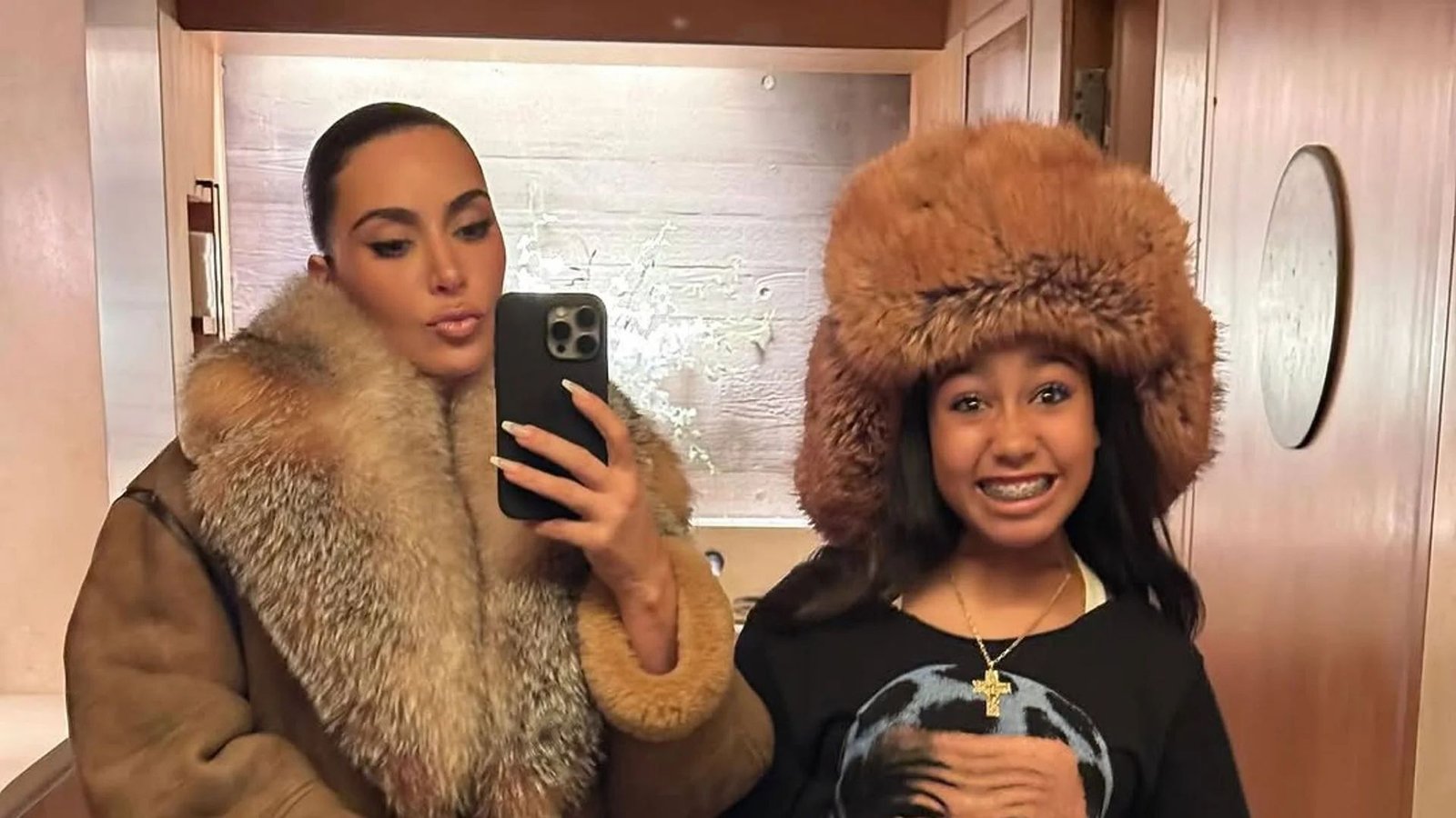 critican la actuación de North West en festival y culpan a Kim Kardashian
