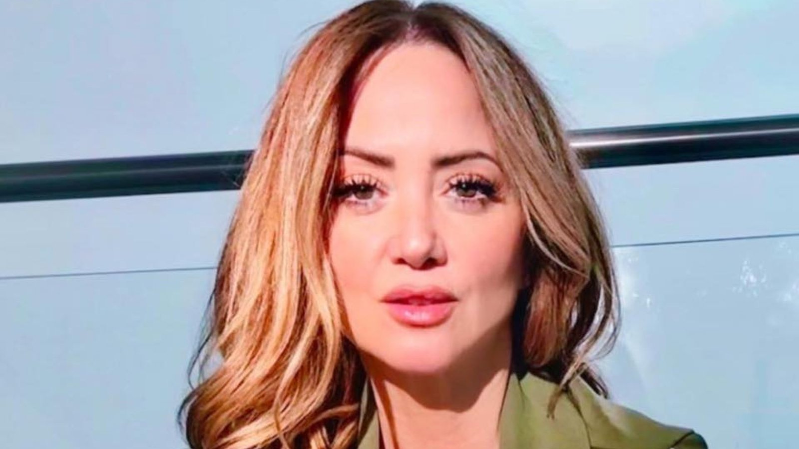 Andrea Legarreta llora al hablar de su mamá fallecida en televisión en vivo