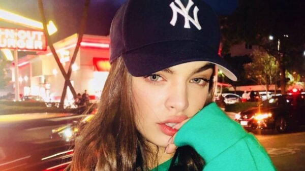 Nadia Ferreira deslumbra embarazada con elegantes looks en exclusiva portada para ¡HOLA!