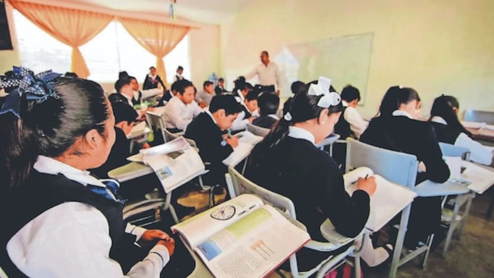 CNDH pide frenar recorte a calendario escolar