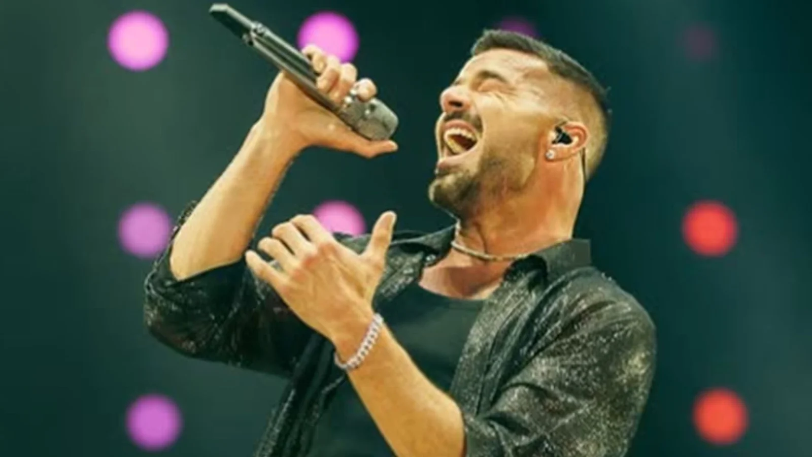 Gas lacrimógeno provoca caos en show de Ricky Martin